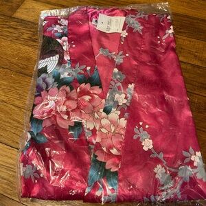 Kimono style robe. NWT.